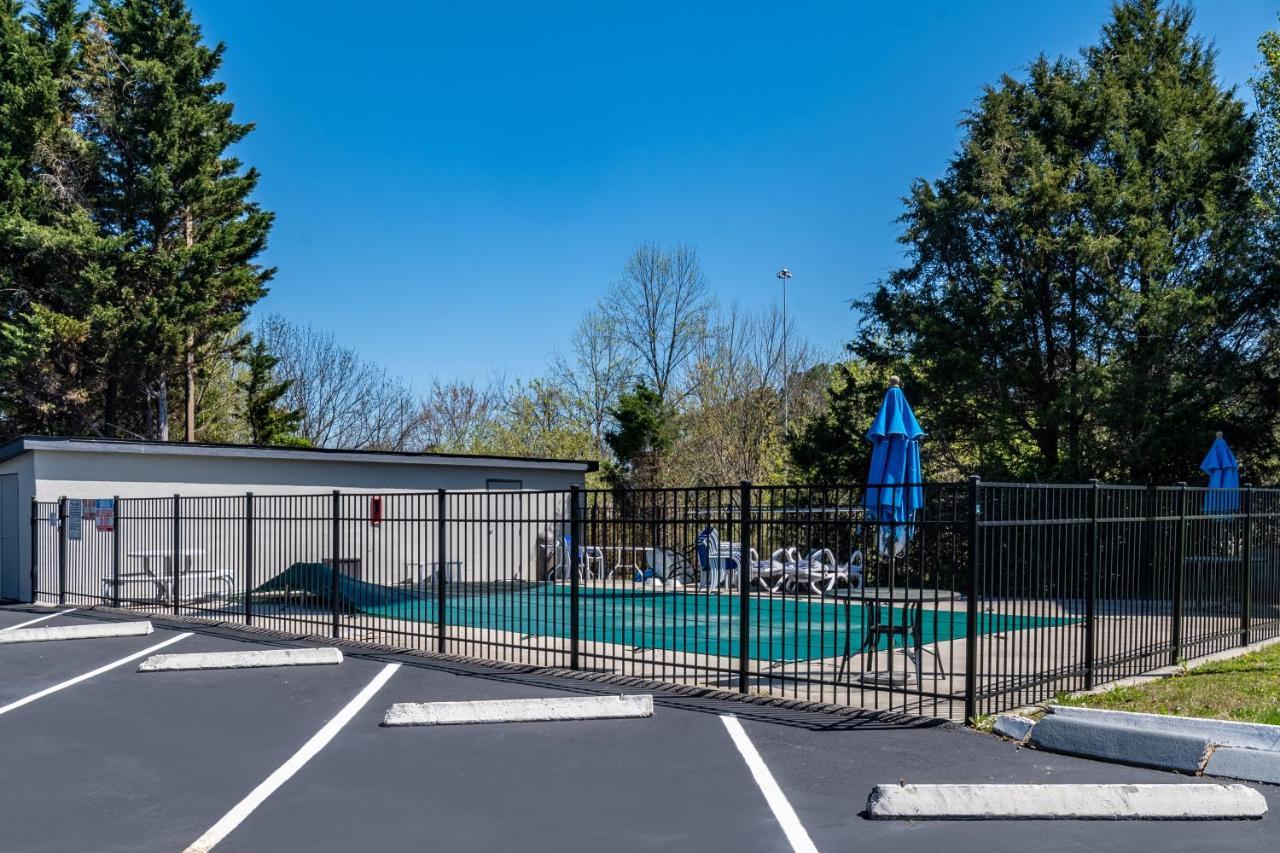 Quality Inn Cleveland Bagian luar foto